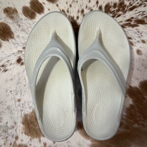 OOFOS Women's Cream and Gray Sandals Size 6